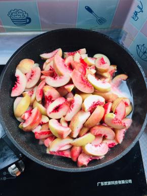 锅中放入适量的水烧开，放入切好的水蜜桃！