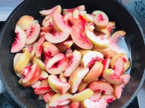 锅中放入适量的水烧开，放入切好的水蜜桃！