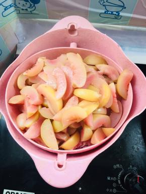 煮好的水蜜桃捞出控干水份备用！