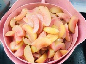 煮好的水蜜桃捞出控干水份备用！