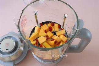 将南瓜去皮切成小块，枸杞浸泡一下捞出来，放入奥克斯破壁机里面。
