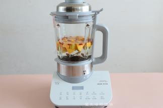 倒入到破壁机刻度500左右的水位线，启动机器，用米糊键，大概用时18分钟即可打好南瓜羹，这里的量可以做一个南瓜烤牛奶和一杯多余的南瓜饮品。