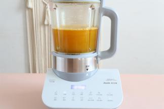 打好的南瓜羹先放凉，口感非常细腻，要是直接喝，可以加点冰糖入内搅打半分钟，就可以得到香甜好喝的南瓜羹了。