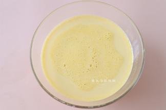 放凉的南瓜羹倒入250克进牛奶里面，加入细砂糖，用搅拌器搅拌融化。