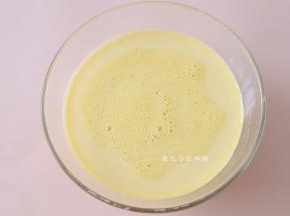 放凉的南瓜羹倒入250克进牛奶里面，加入细砂糖，用搅拌器搅拌融化。