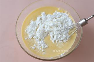 把玉米淀粉倒入牛奶南瓜糊内，搅拌到没干粉的状态，过筛一遍，这个步骤能让成品的口感更细腻。