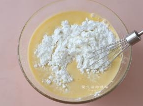 把玉米淀粉倒入牛奶南瓜糊内，搅拌到没干粉的状态，过筛一遍，这个步骤能让成品的口感更细腻。
