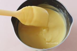 把锅过滤好的牛奶糊倒入不粘奶锅，小火慢煮，边煮边搅拌，最后变得越来越浓稠，呈现这种少许透明并且挂勺的状态就可以熄火了。