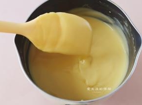 把锅过滤好的牛奶糊倒入不粘奶锅，小火慢煮，边煮边搅拌，最后变得越来越浓稠，呈现这种少许透明并且挂勺的状态就可以熄火了。