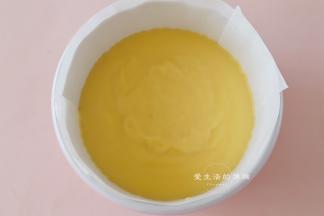 准备好一个圆形模具或者是涂了油的碗，把牛奶糊倒入里面，放凉后放入冰箱冷藏3个小时。