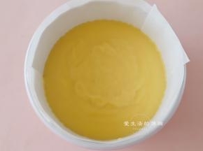 准备好一个圆形模具或者是涂了油的碗，把牛奶糊倒入里面，放凉后放入冰箱冷藏3个小时。
