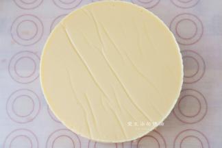 完全凝固后脱模取出来，小心的放在垫子上，用锋利的刀切成6等份。