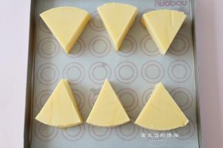 摆整齐后，刷上一层厚蛋液，烤箱200度预热，把牛奶块放入烤箱中层烤18分钟即可。