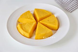 烤好的南瓜牛奶香气浓郁，金黄诱人，拿起来一块，咬一口，里面简直太嫩了，香甜的口感过口不忘，香极了！