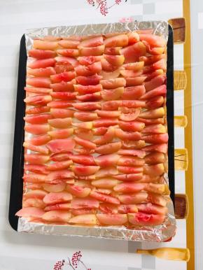 烤盘上铺一层锡纸，把水蜜桃均匀的摆在上面！可以摆密集一点，水蜜桃烤的过程中会缩水！