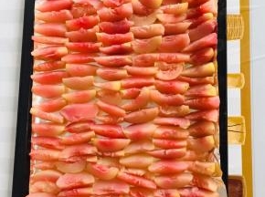 烤盘上铺一层锡纸，把水蜜桃均匀的摆在上面！可以摆密集一点，水蜜桃烤的过程中会缩水！