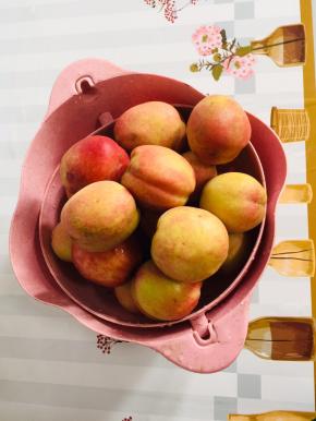 水蜜桃用盐揉搓揉搓，再冲洗干净，沥干水份备用！