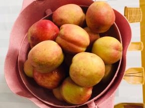 水蜜桃用盐揉搓揉搓，再冲洗干净，沥干水份备用！