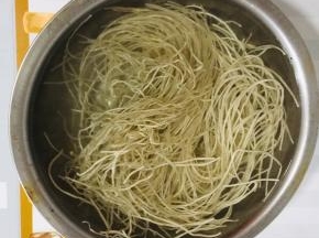 红薯粉条提前用温水浸泡半个小时！