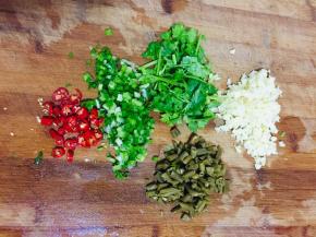 蒜瓣拍碎切成末，香菜切成段，葱切成葱花，小米辣切成圈，酸豆角切成小丁备用！