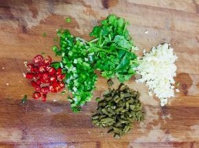 蒜瓣拍碎切成末，香菜切成段，葱切成葱花，小米辣切成圈，酸豆角切成小丁备用！