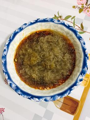 煮好的红薯粉条捞起来放入碗中！