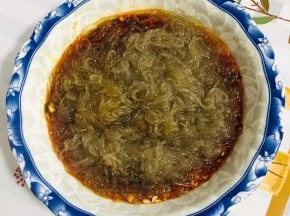 煮好的红薯粉条捞起来放入碗中！