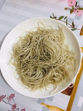 浸泡好的粉条捞出来沥干水份备用！