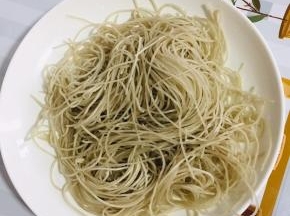 浸泡好的粉条捞出来沥干水份备用！