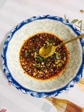 碗中放入蒜末，一勺辣椒油，一勺香醋，一勺蚝油，三勺生抽，半勺盐，一勺鸡精，一勺花椒油，适量的葱花，一勺香油搅拌均匀调成料汁儿！