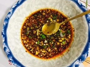 碗中放入蒜末，一勺辣椒油，一勺香醋，一勺蚝油，三勺生抽，半勺盐，一勺鸡精，一勺花椒油，适量的葱花，一勺香油搅拌均匀调成料汁儿！