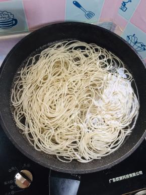水烧开，放入泡好的红薯粉条！