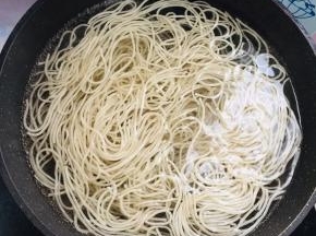 水烧开，放入泡好的红薯粉条！