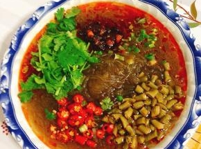 放入老干妈豆豉，香菜，小米辣，酸豇豆，撒上适量的葱花，搅拌均匀即可食用！