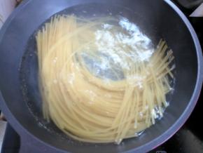 按照包装上的说明，意面要煮10分钟。