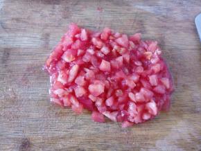 番茄捞起，剥去表皮，切成丁。