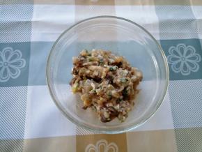 瘦肉适量剁成肉末。我用的做包子剩下的肉馅，省事。