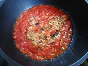 将肉末倒入锅中，翻炒至肉末变色。