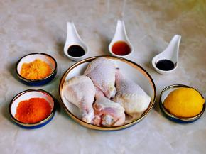 准备食材，鸡腿用冷水泡30分钟以上，将血水泡出来，柠檬洗干净切片。