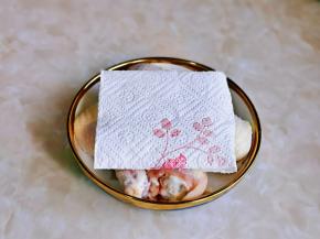 鸡腿用厨房用纸擦干装盘。