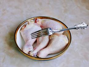 再用食品叉扎出洞洞眼，便于腌制时入味。