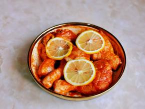 最后挤入一些柠檬汁，再摆放在鸡腿上几片柠檬片。