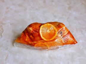 装入食品戴中，放入冰箱冷藏腌制8小时以上。