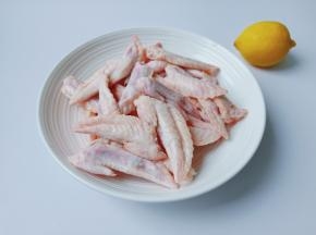 鸡翅尖肉质鲜嫩，富含蛋白质，平时可以做点吃吃。