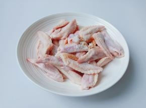 鸡翅尖清洗干净后加盐与生抽。