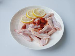 放上三片柠檬片。