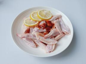 放上三片柠檬片。