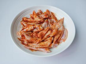 带上手套用手把调味料与鸡翅尖抓拌均匀，腌制1小时左右。