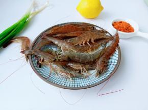 把对虾的虾枪虾须剪去，挑出虾线。