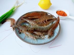 把对虾的虾枪虾须剪去，挑出虾线。